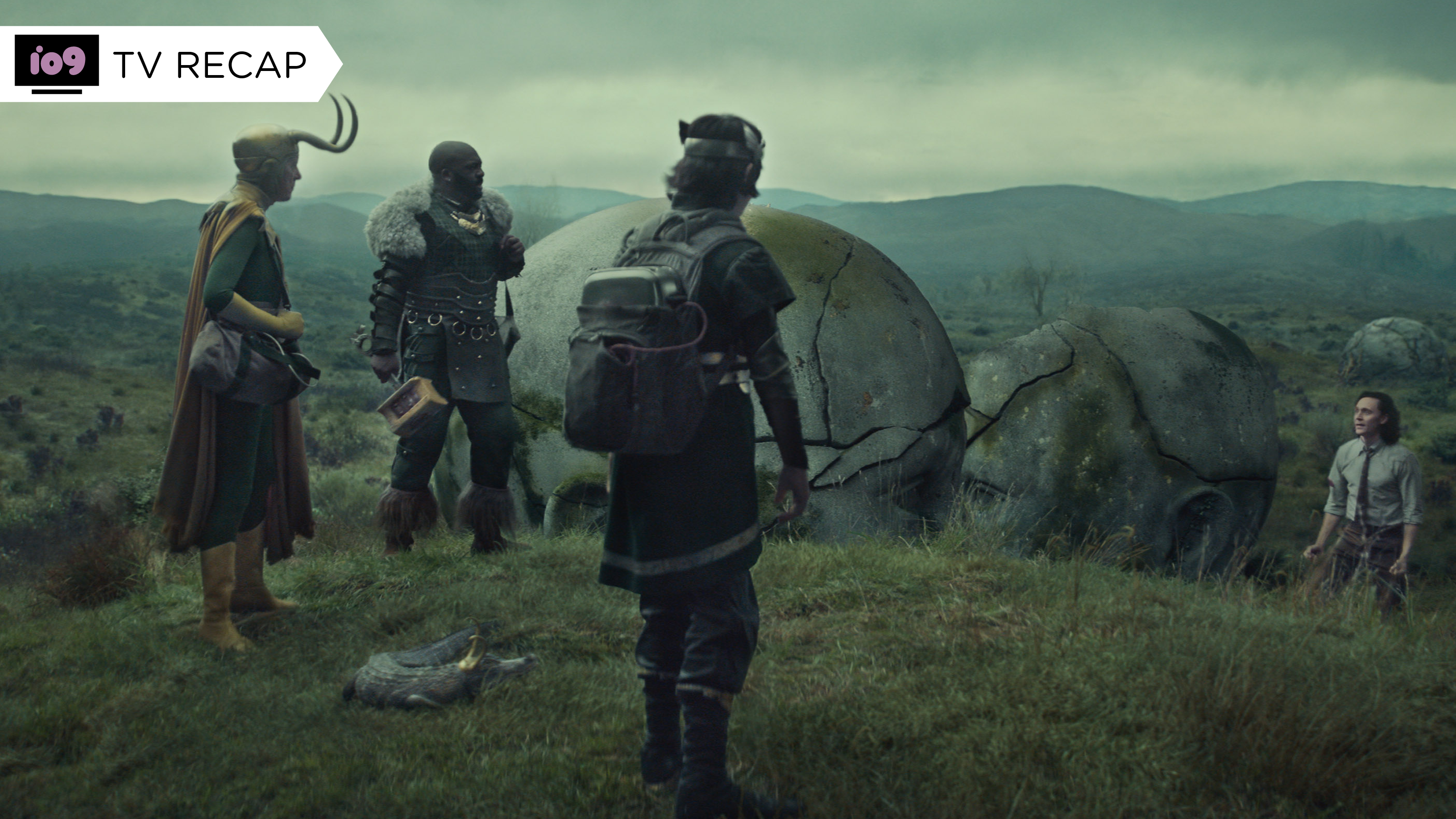 Richard E. Grant, Deobia Oparei, en CG alligator og Jack Veal stirrer på Tom Hiddleston som Loki i Marvel & # x27; s Loki.